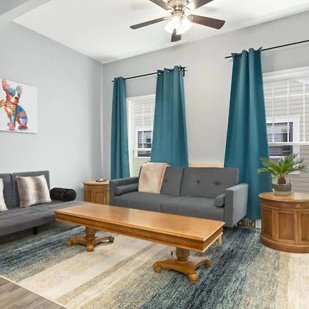 Recently Renovated Chic Durham Farmhouse Екстер'єр фото