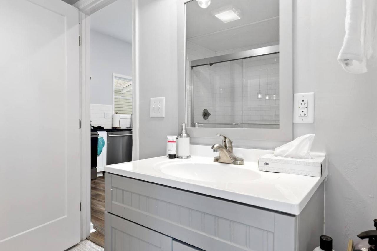 Recently Renovated Chic Durham Farmhouse Екстер'єр фото