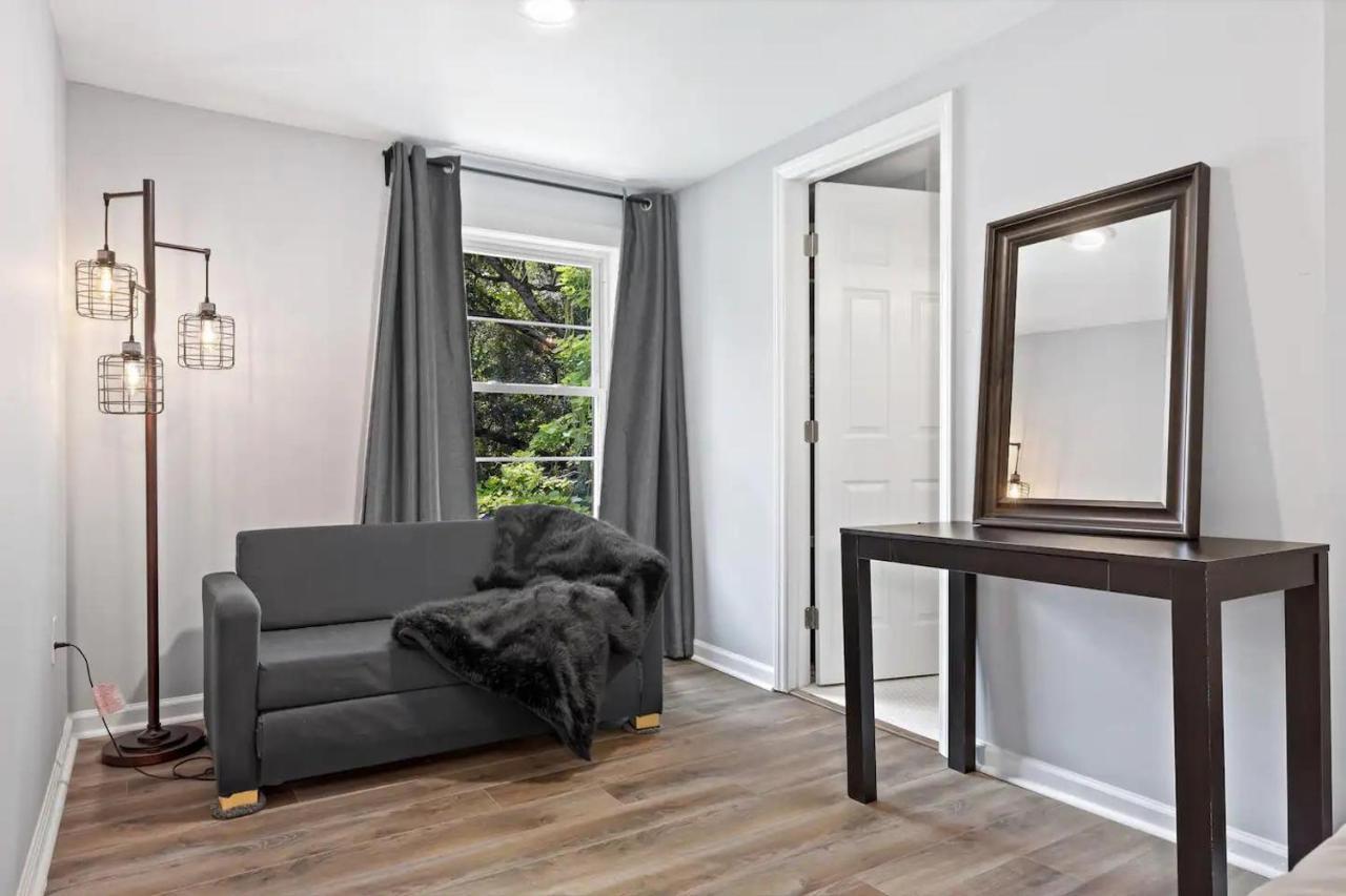 Recently Renovated Chic Durham Farmhouse Екстер'єр фото
