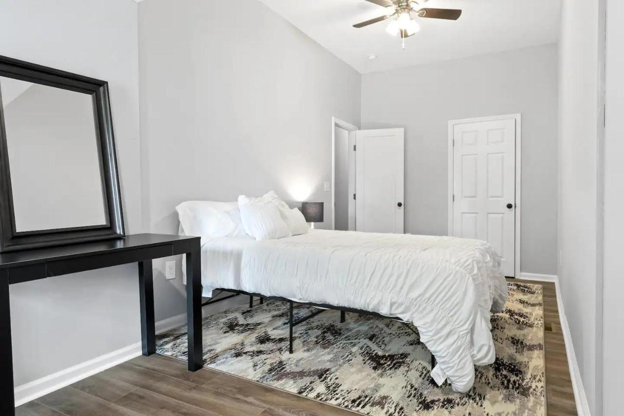 Recently Renovated Chic Durham Farmhouse Екстер'єр фото