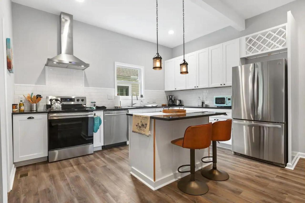 Recently Renovated Chic Durham Farmhouse Екстер'єр фото