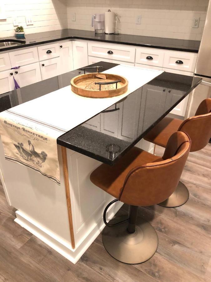 Recently Renovated Chic Durham Farmhouse Екстер'єр фото