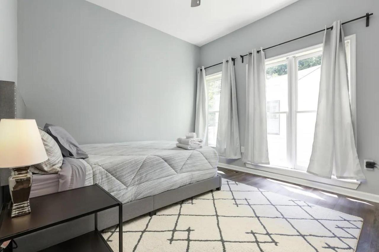 Recently Renovated Chic Durham Farmhouse Екстер'єр фото