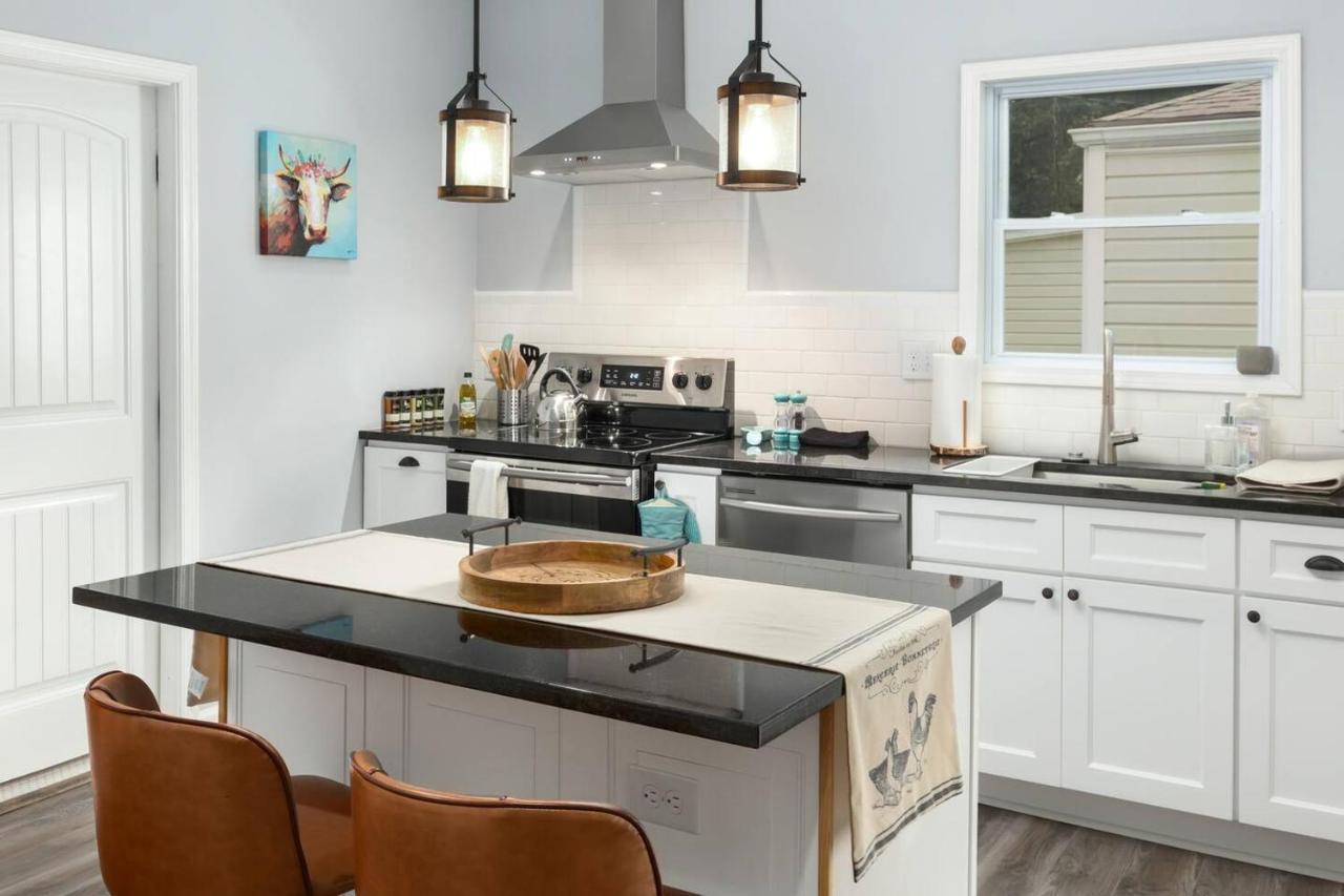 Recently Renovated Chic Durham Farmhouse Екстер'єр фото