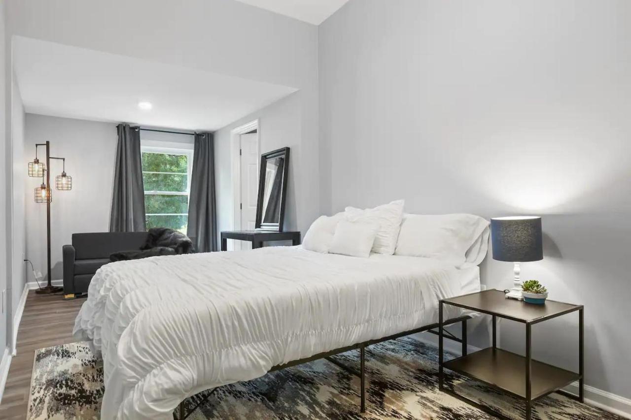 Recently Renovated Chic Durham Farmhouse Екстер'єр фото