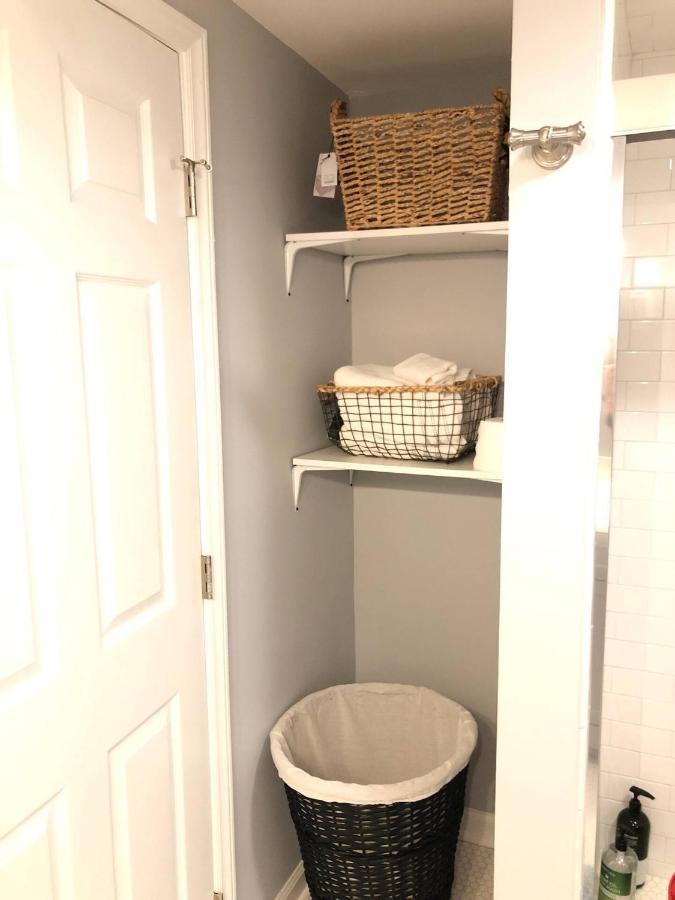Recently Renovated Chic Durham Farmhouse Екстер'єр фото