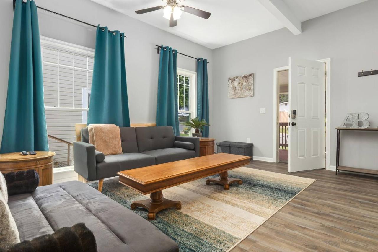 Recently Renovated Chic Durham Farmhouse Екстер'єр фото